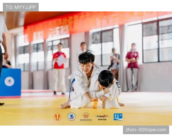 盲人柔道运动员赛后相拥,互相引导至领奖台 盲人柔道运动员赛后相拥,互相引导至领奖台